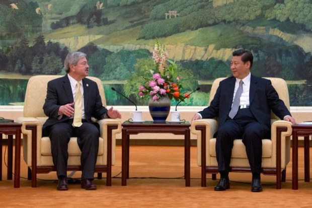 སྐུ་ཞབས་ (Terry Branstad)དང་རྒྱ་ནག་གི་སྲིད་འཛིན་ཞེ་གཉིས་མཇལ་སྐབས། ༢༠༡༣