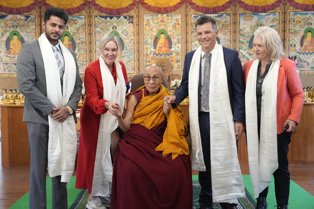 ༸གོང་ས་མཆོག་གིས་ནིའུ་ཛི་ལེནཌི་དང་ཧྥི་ཇིའི་གྲོས་ཚོཊ་འཐུས་མི་ཁག་ཅིག་དང་རྒྱུད་སྟོད་གྲྭ་ཚང་དུ་ཆོས་ཐོག་འགྲིམ་བཞིན་པའི་དགེ་བཤེས་ ༡༠༧ ལ་མཇལ་ཁ་སྩལ་བ།