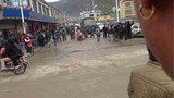 འབྲི་རུ་རྫོང་ཁོངས་སུ་རྒྱ་ནག་གི་དར་དམར་བསྒྲེངས་འཛུགས་དགོས་པའི་བཙན་བཀའ་བཏང་བར་མི་མང་གིས་ངོས་ལེན་མ་བྱས་བར་བརྟེན་དྲག་གནོན་བྱེད་བཞིན་པ།