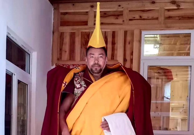 དགེ་བསྐོས་དཀོན་མེ་ལགས་ཀྱིས་སྐད་འཕྲིན་ཚོགས་པའི་ནང་སྐད་ཆ་བཤད་རྐྱེན་འཛིན་བཟུང་བྱས་ཡོད་པའི་ཚོད་དཔག་བྱེད་ཀྱི་འདུག དགེ་བསྐོས་དཀོན་མེ་ལགས་ཀྱིས་སྐད་འཕྲིན་ཚོགས་པའི་ནང་སྐད་ཆ་བཤད་རྐྱེན་འཛིན་བཟུང་བྱས་ཡོད་པའི་ཚོད་དཔག་བྱེད་ཀྱི་འདུག