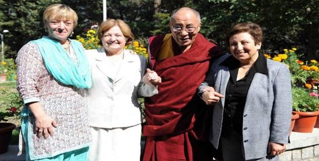 ནོ་བེལ་ཞི་བདེའི་གཟེངས་རྟགས་བཞེས་མཁན་ཁག་གཅིག་བཞུགས་སྒར་ཕེབས་སྐབས། ༢༠༠༩