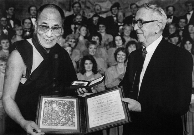 ༸གོང་ས་མཆོག་ལ་ནོ་སྦེལ་ཞི་བདེའི་གཟེངས་རྟགས་འབུལ་བཞེས་མཛད་ནས་མི་ལོ་༣༤འཁོར་བ།