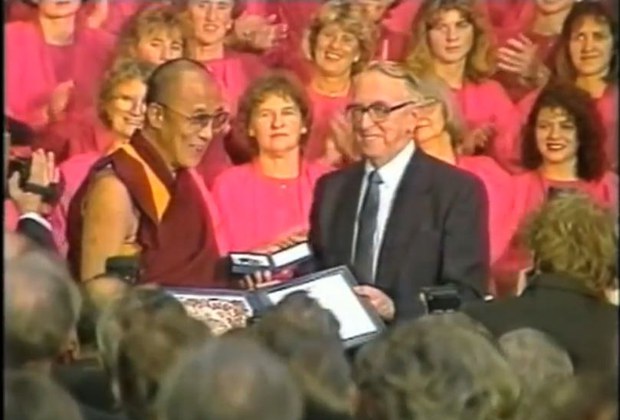 ཕྱི་ལོ་༡༩༨༩ཟླ་༡༢ཚེས་༡༠ཉིན་༧གོང་ས་མཆོག་གིས་ནོ་བེལ་གཟེངས་རྟགས་བཞེས་སྐབས། 
