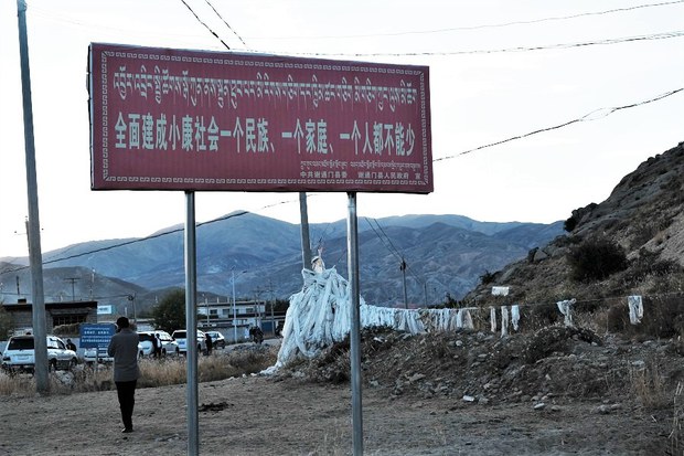 བོད་ནང་གི་འབྲོག་ཁྱིམ་མང་པོར་འཚོ་རྟེན་གྱི་ཐོན་ཁུངས་མེད་པ་དང་རྒྱ་ནག་གཞུང་གི་རོགས་སྐྱོར་མ་སྤྲད་པས་ཟ་འཐུང་གི་དཀའ་ངལ་ཡང་འཕྲད་ཀྱི་ཡོད་འདུག