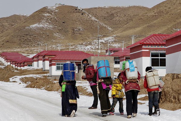 རྒྱ་ནག་གིས་བོད་ཀྱི་འབྲོག་པ་གྲོང་ཚོ་ཅན་ལ་བསྒྱུར་བ། རྒྱ་ནག་གིས་བོད་ཀྱི་འབྲོག་པ་གྲོང་ཚོ་ཅན་ལ་བསྒྱུར་བ།