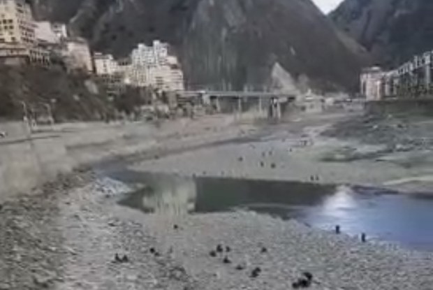 ཉག་ཆུ་གཙང་པོ་ཐོག་གློག་ཁང་རྒྱག་བཞིན་པས་ཉེ་འཁོར་གྱི་ཡུལ་མི་ཚོར་དཀའ་ངལ་འཕྲད་བཞིན་འདུག