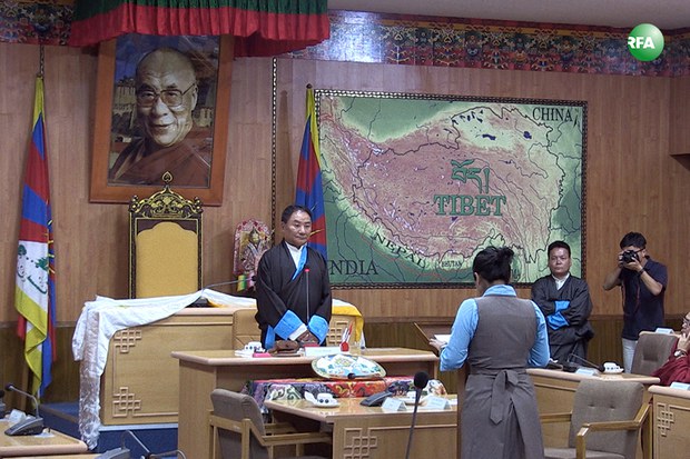 སྐབས་བཅུ་དྲུག་པའི་བོད་མི་མང་སྤྱི་འཐུས་རྣམ་པས་དམ་འབུལ་གནང་སྐབས། ༢༠༡༦།༥།༣༠