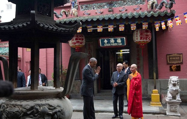 ཨ་རིའི་སྲིད་འཛིན་Obamaམཆོག་Vietnam་གྱི་ནང་བའི་དགོན་པ་ཞིག་ལ་ཕེབས་སྐབས། ༢༠༡༦།༥།༢༤
