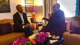 བོད་མིའི་དབུ་ཁྲིད་༧གོང་ས་སྐྱབས་མགོན་ཆེན་པོ་མཆོག་དང་ཨ་རིའི་སྲིད་འཛིན་ཟུར་པ་སྐུ་ཞབས་བྷ་རག་ཨོ་བྷ་མ་(Barack Obama)་རྣམ་གཉིས་མཇལ་འཕྲད། ༢༠༡༧།༡༢།༡