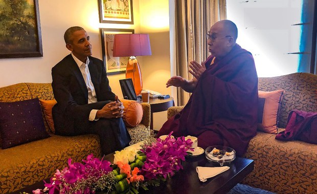 བོད་མིའི་དབུ་ཁྲིད་༧གོང་ས་སྐྱབས་མགོན་ཆེན་པོ་མཆོག་དང་ཨ་རིའི་སྲིད་འཛིན་ཟུར་པ་སྐུ་ཞབས་བྷ་རག་ཨོ་བྷ་མ་(Barack Obama)་རྣམ་གཉིས་མཇལ་འཕྲད། ༢༠༡༧།༡༢།༡