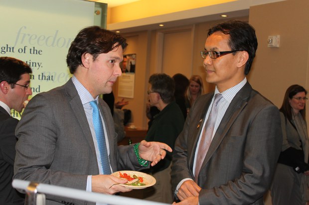 རྒྱལ་སྤྱིའི་བོད་དོན་ལས་འགུལ་ཁང་གི་འགན་འཛིན་དང་ཨ་མི་རི་ཀའི་བོད་ཀྱི་སྐུ་ཚབ་དོན་གཅོད་དབུ་དཀར་ཚང་སྐལ་རྡོར་རྣམ་གཉིས་ཨ་རིའི་རྒྱལ་སར། ༢༠༡༤།༣།༥ རྒྱལ་སྤྱིའི་བོད་དོན་ལས་འགུལ་ཁང་གི་འགན་འཛིན་དང་ཨ་མི་རི་ཀའི་བོད་ཀྱི་སྐུ་ཚབ་དོན་གཅོད་དབུ་དཀར་ཚང་སྐལ་རྡོར་རྣམ་གཉིས་ཨ་རིའི་རྒྱལ་སར། ༢༠༡༤།༣།༥