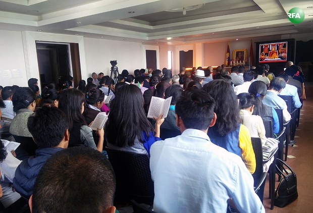 དགའ་ལྡན་ཁྲི་ཐོག་༡༠༣་པ་དགོངས་པ་རྫོགས་པར་བོད་མིའི་སྒྲིག་འཛུགས་ཀྱིས་གཞུང་འབྲེལ་མྱ་ངན་མཆོད་འབུལ་གནང་སྐབས། ༢༠༡༧།༤།༢༤ དགའ་ལྡན་ཁྲི་ཐོག་༡༠༣་པ་དགོངས་པ་རྫོགས་པར་བོད་མིའི་སྒྲིག་འཛུགས་ཀྱིས་གཞུང་འབྲེལ་མྱ་ངན་མཆོད་འབུལ་གནང་སྐབས། ༢༠༡༧།༤།༢༤
