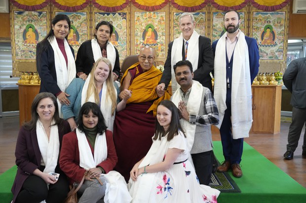 ༸གོང་ས་མཆོག་གིས་ཨ་མི་རི་ཀའི་རོགས་ཚོགས་ཀྱི་ལས་དོན་འགན་འཛིན་སོགས་གནད་ཡོད་མི་སྣ་ཁག་ཅིག་ལ་མཇལ་ཁ་སྩལ་ཡོད་པ།
