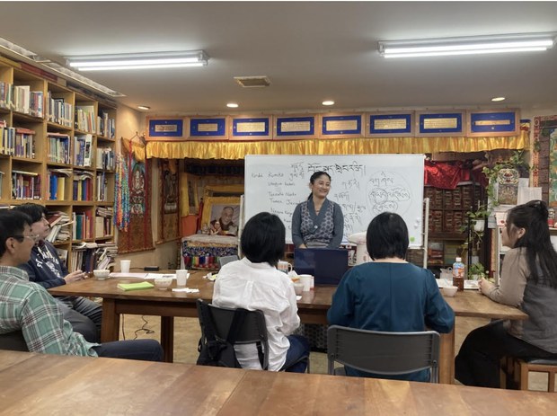 ཉི་འོང་དུ་བོད་ཀྱི་སྐད་ཡིག་དང་རིག་གཞུང་འཛིན་གྲྭའི་བརྒྱུད་ཉི་འོང་མི་སེར་རྣམས་ལ་བོད་དོན་གོ་རྟོགས་གང་ལེགས་སྤེལ་ཐུབ་ཀྱི་འདུག་ཅེས། ཉི་འོང་སྐུ་ཚབ་དོན་གཅོད་ཨརྱ་ཚེ་དབང་རྒྱལ་པོ་ལགས་ཀྱིས་གསུངས་པ།