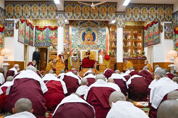 ༧གོང་ས་མཆོག་གིས་གྲ་བཙུན་ལྔ་བརྒྱ་བརྒལ་བར་དགེ་ཚུལ་སློང་གི་སྡོམ་པ་སྩལ་བ།