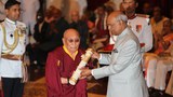 སྐུའི་བླ་སྨན་ཟུར་པ་སྨན་པ་ཡེ་ཤེས་དོན་ལྡན་མཆོག་ལ་པདྨ་ཤྲི་གཟེངས་རྟགས་ཕུལ་འདུག