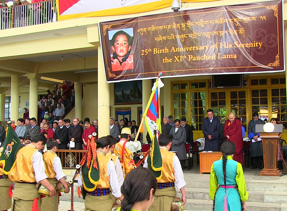 བཞུགས་སྒར་ཁུལ་དུ་པཎ་ཆེན་ཆུང་སྲིད་རིན་པོ་ཆེའི་འཁྲུངས་སྐར་སྲུང་བརྩི་གནང་བཞིན་པ། ༢༠༡༤།༤།༢༥