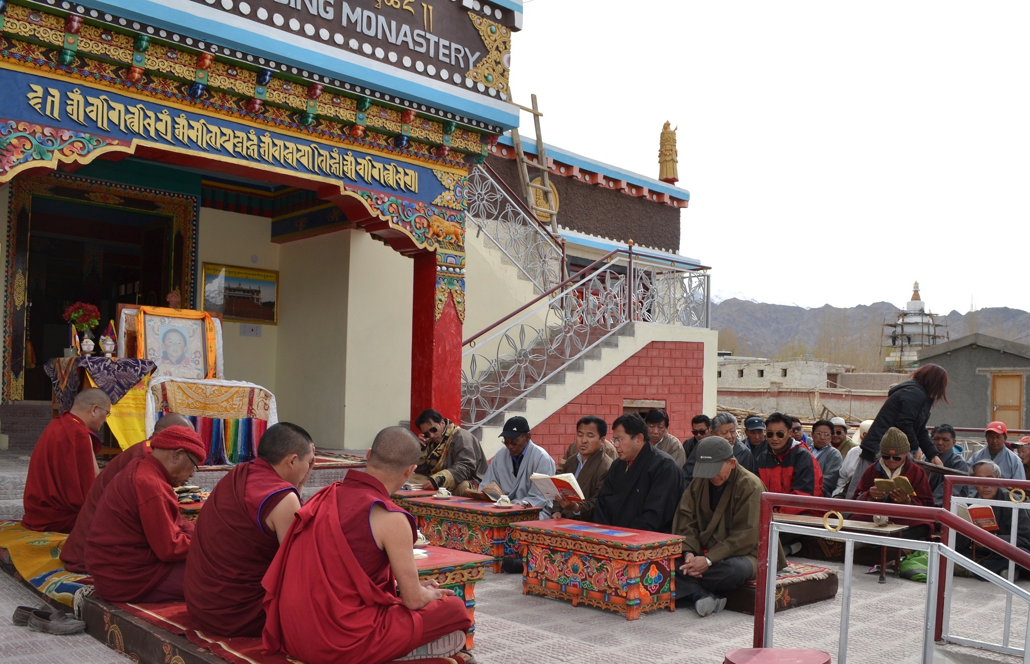 ལ་དྭགས་ས་གནས་སུ་བོད་མི་ཚོས་པཎ་ཆེན་ཆུང་སྲིད་རིན་པོ་ཆེའི་འཁྲུངས་སྐེར་སྲུང་བརྩི་གནང་བཞིན་པ། ༢༠༡༤།༤།༢༥