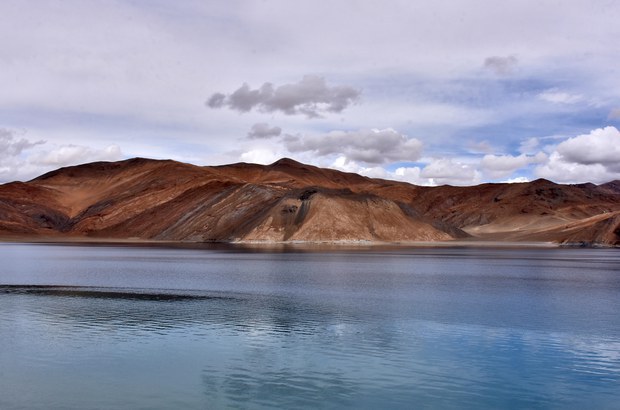 འཕགས་བོད་གཉིས་ཀྱི་ས་མཚམས་སྤང་གོང་མཚོའི་ཉེ་འགྲམ་དུ་རྒྱ་ནག་གིས་རྟེན་གཞི་གསར་པ་འཛུགས་སྐྲུན་གྱི་ལས་གཞི་སྤེལ་བཞིན་པར་ལ་དྭགས་གནས་སྡོད་མི་རྣམས་ནས་སེམས་ཚབས་ཀྱི་རྣམ་པ་གསལ་སྟོན།