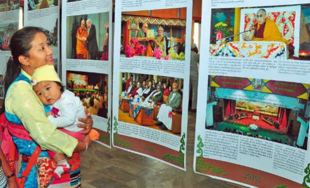 རྒྱལ་ཡུམ་ཆེན་མོའི་བཀའ་དྲིན་རྗེས་དྲན་མཚོན་ཆེད་ཕ་མའི་ཉིན་མོ་སྲུང་བརྩི་དང་འབྲེལ་ཤེས་རིག་བཀའ་བློན་མཆོག་གིས་ཕ་མས་བཟང་སྤྱོད་ལྡན་པའི་ཕྲུ་གུ་གསོ་སྐྱོང་གནང་རྒྱུར་འབད་དགོས་པའི་ལམ་སྟོན་གནང་འདུག རྒྱལ་ཡུམ་ཆེན་མོའི་བཀའ་དྲིན་རྗེས་དྲན་མཚོན་ཆེད་ཕ་མའི་ཉིན་མོ་སྲུང་བརྩི་དང་འབྲེལ་ཤེས་རིག་བཀའ་བློན་མཆོག་གིས་ཕ་མས་བཟང་སྤྱོད་ལྡན་པའི་ཕྲུ་གུ་གསོ་སྐྱོང་གནང་རྒྱུར་འབད་དགོས་པའི་ལམ་སྟོན་གནང་འདུག