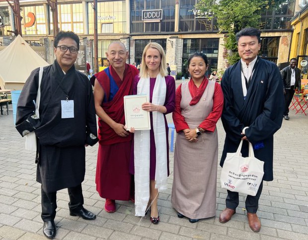 བོད་མི་མང་སྤྱི་འཐུས་སྐུ་ཚབ་ཚོགས་ཆུང་གིས་ཨེསི་ཀྲོ་ནི་ཡའི་སྲིད་བློན་དང་མཇལ་འཕྲད་དང་གལ་ཆེའི་ཚོགས་འདུ་ཐོག་མཉམ་ཞུགས་གནང་ཡོད་པ། བོད་མི་མང་སྤྱི་འཐུས་སྐུ་ཚབ་ཚོགས་ཆུང་གིས་ཨེསི་ཀྲོ་ནི་ཡའི་སྲིད་བློན་དང་མཇལ་འཕྲད་དང་གལ་ཆེའི་ཚོགས་འདུ་ཐོག་མཉམ་ཞུགས་གནང་ཡོད་པ།