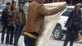 དཀར་མཛེས་རྫོང་ཁྲོམ་གཞུང་དུ་ངོ་རྒོལ།
