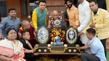 ༸གོང་ས་མཆོག་ལ་ཞི་བདེའི་གཟེངས་རྟགས་ཤིག་འབུལ་ལམ་ཞུས་པ།