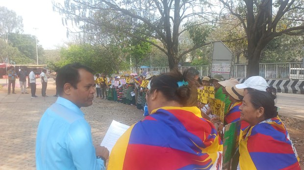 མོན་གྷོ་ས་གནས་བོད་ཀྱི་བུད་མེད་ལྷན་ཚོགས་ཀྱིས་བོད་དོན་དྲིལ་བསྒྲགས་ཆེད་ཞི་བའི་གོམ་བགྲོད་གནང་བཞིན་འདུག