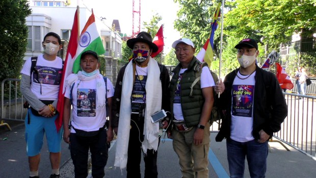 ཞི་བའི་གོམ་བགྲོད་པ་རྣམས་ནས་Bernནང་གི་རྒྱ་ནག་གཞུང་ཚབ་ཁང་ལ་བོད་དོན་ཞུ་གཏུགས་ཀྱི་སྙན་ཞུ་ཕུལ་འདུག