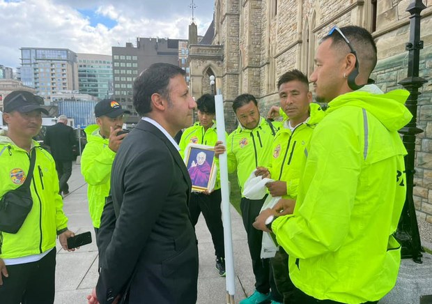 ཁེ་ཎ་ཌའི་གྲོས་ཚོགས་འཐུས་མི་ཁག་ཅིག་གིས་ཁེ་ཎ་ཌའི་ནང་བོད་དོན་དྲིལ་བསྒྲགས་ཀྱི་ཞི་བའི་རྒྱང་རྒྱུག་གནང་མཁན་རྣམ་པར་མཇལ་འཕྲད་གནང་འདུག ཁེ་ཎ་ཌའི་གྲོས་ཚོགས་འཐུས་མི་ཁག་ཅིག་གིས་ཁེ་ཎ་ཌའི་ནང་བོད་དོན་དྲིལ་བསྒྲགས་ཀྱི་ཞི་བའི་རྒྱང་རྒྱུག་གནང་མཁན་རྣམ་པར་མཇལ་འཕྲད་གནང་འདུག