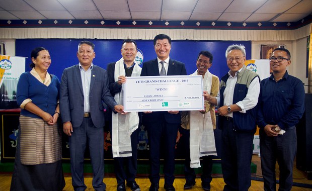 པདྨ་ཤེལ་གྱི་རྒྱན་ཆའི་ལས་འཆར་ལ་ཧིན་སྒོར་འབུམ་བརྒྱའི་མ་དངུལ་ཐོབ་སྐབས། ༢༠༡༩།༡༠།༢༥