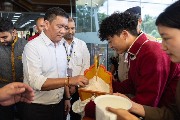རྒྱ་གར་ཨ་རུ་ན་ཅལ་མངའ་སྡེའི་སྤྱི་ཁྱབ་བློན་ཆེན་པདྨ་མཁའ་འགྲོ་ལགས་བཞུགས་སྒར་དུ་ཕེབས་འབྱོར། རྒྱ་གར་ཨ་རུ་ན་ཅལ་མངའ་སྡེའི་སྤྱི་ཁྱབ་བློན་ཆེན་པདྨ་མཁའ་འགྲོ་ལགས་བཞུགས་སྒར་དུ་ཕེབས་འབྱོར།