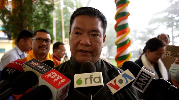ཨ་རུ་ན་ཅལ་མངའ་སྡེའི་སྤྱི་ཁྱབ་བློན་ཆེན་པདྨ་མཁའ་འགྲོ་ལགས་ནས་༸གོང་ས་མཆོག་ལ་མཇལ་བཅར་གྱིས་༸གོང་ས་མཆོག་ཨ་རུ་ན་ཅལ་མངའ་སྡེའི་ནང་གདན་ཞུས་གནང་ཡོད་པ། ཨ་རུ་ན་ཅལ་མངའ་སྡེའི་སྤྱི་ཁྱབ་བློན་ཆེན་པདྨ་མཁའ་འགྲོ་ལགས་ནས་༸གོང་ས་མཆོག་ལ་མཇལ་བཅར་གྱིས་༸གོང་ས་མཆོག་ཨ་རུ་ན་ཅལ་མངའ་སྡེའི་ནང་གདན་ཞུས་གནང་ཡོད་པ།