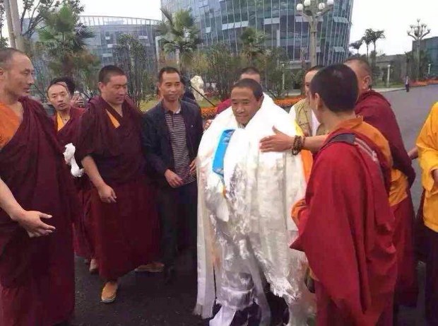 རྡུང་ལེན་པ་པདྨ་རིག་འཛིན་ལགས་བཙོན་ཁང་ནས་མི་ལོ་གཉིས་ཀྱི་རྗེས་བཙོན་གྲོལ་བྱུང་བར་བོད་མི་ཚོས་ཕེབས་བསུ་དགའ་སྟོན་གནང་བ། རྡུང་ལེན་པ་པདྨ་རིག་འཛིན་ལགས་བཙོན་ཁང་ནས་མི་ལོ་གཉིས་ཀྱི་རྗེས་བཙོན་གྲོལ་བྱུང་བར་བོད་མི་ཚོས་ཕེབས་བསུ་དགའ་སྟོན་གནང་བ།