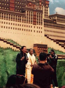 རྡུང་ལེན་པ་པདྨ་རིག་འཛིན་ལགས་བཙོན་གྲོལ་བྱུང་བར་བོད་མི་ཚོས་ཕེབས་བསུ་དགའ་སྟོན་གནང་བ། ༢༠༡༥།༡༢།༢༣