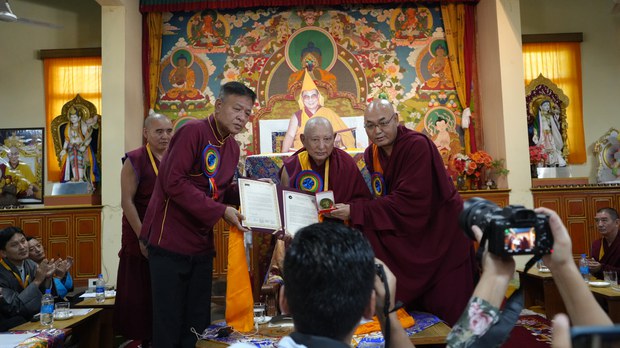 ༸སྐྱབས་རྗེ་ཀིརྟི་རིན་པོ་ཆེ་མཆོག་གིས་གསུང་རྩོམ་སྣ་ཚོགས་པོད་༡༤༠ལྷག་ལྗགས་རྩོམ་གྲུབ་པར། རྒྱལ་སྤྱིའི་པེན་རྩོམ་པ་པོའི་མཐུན་ཚོགས་དབུས་ས་གཉིས་ནས་རིན་པོ་ཆེ་ལ་རྩོམ་རིག་གཟེངས་རྟགས་ཤིག་ཕུལ་ཡོད་པ། ༸སྐྱབས་རྗེ་ཀིརྟི་རིན་པོ་ཆེ་མཆོག་གིས་གསུང་རྩོམ་སྣ་ཚོགས་པོད་༡༤༠ལྷག་ལྗགས་རྩོམ་གྲུབ་པར། རྒྱལ་སྤྱིའི་པེན་རྩོམ་པ་པོའི་མཐུན་ཚོགས་དབུས་ས་གཉིས་ནས་རིན་པོ་ཆེ་ལ་རྩོམ་རིག་གཟེངས་རྟགས་ཤིག་ཕུལ་ཡོད་པ།