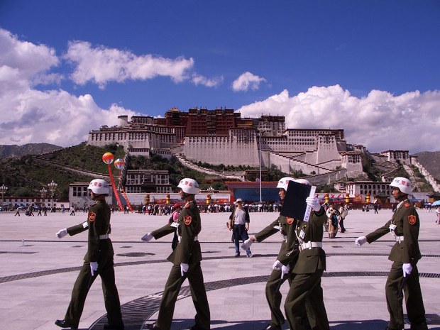 ལྷ་སའི་པོ་ཏཱ་ལའི་མདུན་ཐང་དང་རྒྱ་ནག་གི་ཉེན་རྟོག་པ། 