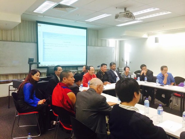 སྤྱི་འཐུས་ཚོགས་གཙོ་སྤེན་པ་ཚེ་རིང་གིས་ཨོ་སི་ཊོ་ལི་ཡའི་བོད་མིར་གཏམ་བཤད་གནང་བཞིན་པ། ༢༠༡༤།༨།༢༣ སྤྱི་འཐུས་ཚོགས་གཙོ་སྤེན་པ་ཚེ་རིང་གིས་ཨོ་སི་ཊོ་ལི་ཡའི་བོད་མིར་གཏམ་བཤད་གནང་བཞིན་པ། ༢༠༡༤།༨།༢༣