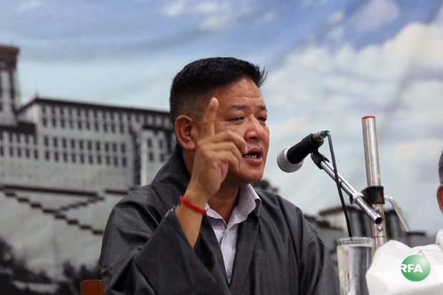 ཚོགས་གཙོ་སྤེན་པ་ཚེ་རིང་མཆོག་གིས་སྲིད་སྐྱོང་འོས་མིར་བཞེངས་རྒྱུའི་ཐད་བཞུགས་སྒར་དུ་མང་ཚོགས་ལ་གཏམ་བཤད་གནང་བཞིན་པ། ༢༠༡༥།༨།༢༠ ཚོགས་གཙོ་སྤེན་པ་ཚེ་རིང་མཆོག་གིས་སྲིད་སྐྱོང་འོས་མིར་བཞེངས་རྒྱུའི་ཐད་བཞུགས་སྒར་དུ་མང་ཚོགས་ལ་གཏམ་བཤད་གནང་བཞིན་པ། ༢༠༡༥།༨།༢༠