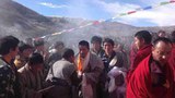 འཕགས་པ་ལགས་བཙོན་བཀྲོལ་བྱུང་སྐབས་ས་གནས་བོད་མིས་དགའ་བསུ་བྱེད་བཞིན་པ། ༢༠༡༥།༡།༢༢