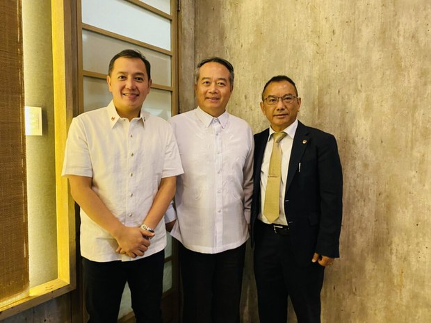 ཉི་འོང་སྐུ་ཚབ་དོན་གཅོད་ཨརྱ་ཚེ་དབང་རྒྱལ་པོ་ལགས་ཀྱིས་ཕི་ལི་པིནསི་ནང་བོད་དོན་གོ་རྟོགས་ཀྱི་གསུང་བཤད་གནང་ཡོད་པ། ཉི་འོང་སྐུ་ཚབ་དོན་གཅོད་ཨརྱ་ཚེ་དབང་རྒྱལ་པོ་ལགས་ཀྱིས་ཕི་ལི་པིནསི་ནང་བོད་དོན་གོ་རྟོགས་ཀྱི་གསུང་བཤད་གནང་ཡོད་པ།