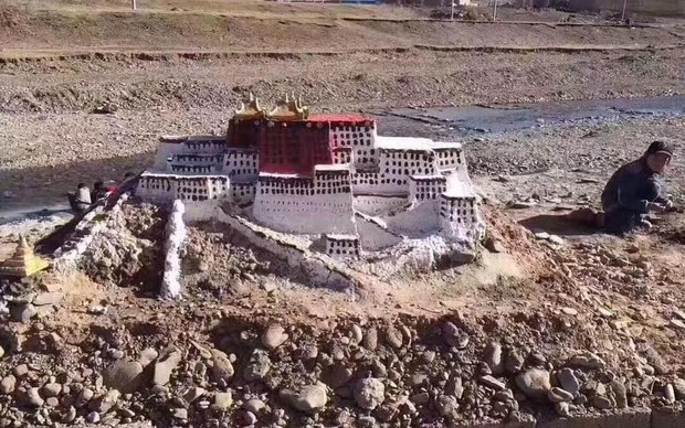ངྷི་ཕུ་སློབ་ཆུང་གི་སློབ་མས་བཞེངས་པའི་ཕོ་བྲང་པོ་ཏ་ལའི་འདྲ་གཟུགས།
