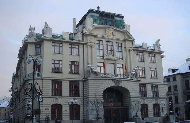 ཅེག་སྤྱི་མཐུན་རྒྱལ་ཁབ་ཀྱི་རྒྱལ་ས་Pragueཡི་གྲོང་ཁྱེར་ལྷན་ཁང་གིས་བོད་ཀྱི་རྒྱལ་དར་བསྒྲེང་འཛུགས་གནང་རྒྱུ།