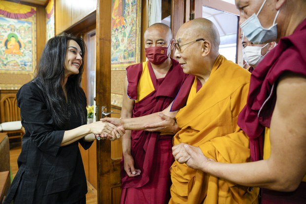 ༸གོང་ས་མཆོག་གིས་རྒྱ་གར་གྱི་གློག་བརྙན་འཁྲབ་སྟོན་མ་གྲགས་ཅན་པིར་ཏི་ཛིན་ཏ་ལགས་སུ་མཇལ་ཁ་སྩལ་བ། ༸གོང་ས་མཆོག་གིས་རྒྱ་གར་གྱི་གློག་བརྙན་འཁྲབ་སྟོན་མ་གྲགས་ཅན་པིར་ཏི་ཛིན་ཏ་ལགས་སུ་མཇལ་ཁ་སྩལ་བ།