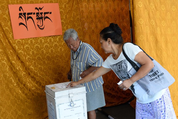 སྲིད་སྤྱིའི་སྔོན་འགྲོའི་འོས་བསྡུ་དང་རྒྱ་ནག་ལ་ཕོག་ཐུག
