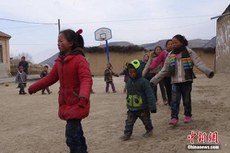 ཁྱུང་ཉིན་སྒེར་གཉེར་སློབ་གྲྭའི་སློབ་མ་ཚོ དེ་སྔོན་རྒྱ་ནག་གཞུང་གི་གསར་འགྱུར་དྲ་བར་འཁོད་པ།