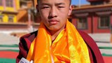 གྲྭ་བ་ཞིག་གིས་རྔ་པའི་གཞུང་ལམ་དུ་སྐད་འབོད།