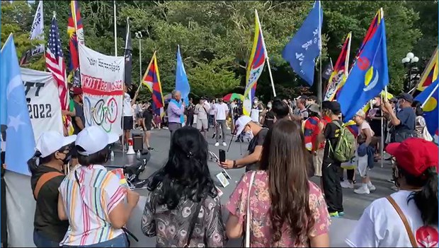 ཨ་རིའི་གྲོང་ཁྱེར་ནིའུ་ཡོག་དུ་ཆིག་སྒྲིལ་གྱི་སྒོ་ནས་རྒྱ་ནག་དམར་ཤོག་གཞུང་གི་བྱ་སྤྱོད་ལ་ངོ་རྒོལ། ཨ་རིའི་གྲོང་ཁྱེར་ནིའུ་ཡོག་དུ་ཆིག་སྒྲིལ་གྱི་སྒོ་ནས་རྒྱ་ནག་དམར་ཤོག་གཞུང་གི་བྱ་སྤྱོད་ལ་ངོ་རྒོལ།