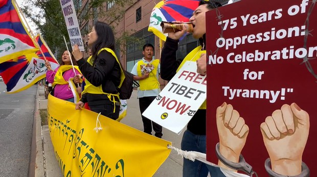 རྒྱ་ནག་གི་རྒྱལ་སྟོན་དུས་ཆེན་ཟེར་བའི་ཉིན་རྒྱ་གར་གཙོས་འཛམ་གླིང་གི་ས་ཕྱོགས་གང་ས་ནས་རྒྱ་ནག་གཞུང་ལ་ངོ་རྒོལ་བྱས་འདུག