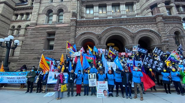 ཁེ་ཎ་ཌའི་ནང་བོད་མི་གཙོས་ཚོགས་པ་ཁག་བརྒྱད་ཀྱིས་རྒྱ་ནག་གཞུང་ལ་ངོ་རྒོལ་སྐད་འབོད་ཀྱི་ལས་འགུལ་སྤེལ་འདུག
